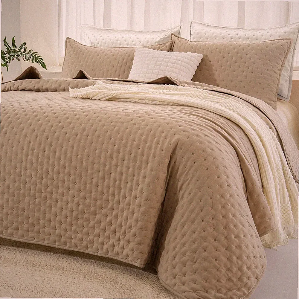 Andency Beige King Size Quilt Bedding Set (106x96 (106*96 in)